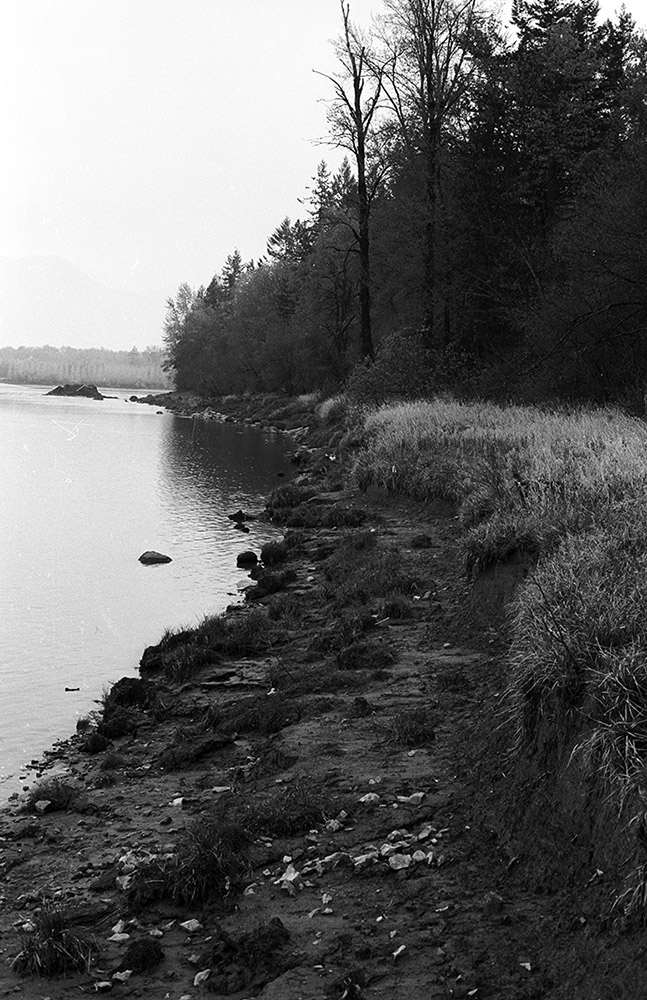 Une photo en noir et blanc montre le rivage lorsque l’eau de la rivière est basse.