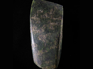 Six objets en pierre polie de formes rectangulaires avec un bord biseauté.