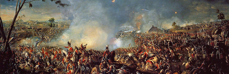 Des centaines de soldats britanniques (redcoats) sur une colline après une bataille