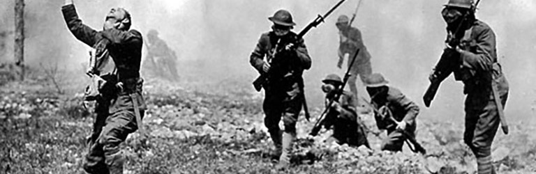 Des soldats avec des fusils à baïonnettes et des masques à gaz sur un champ de batailles.