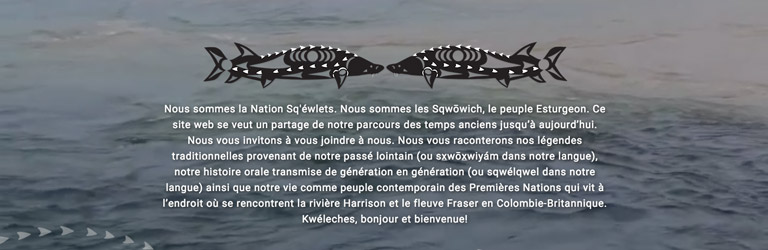 Une page web avec de l’eau et un titre « Sq'éwlets : une communauté Stó:lō-Salish de la côte de la vallée du Fraser »