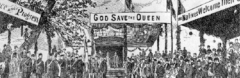 Un dessin en noir et blanc d’un attroupement de personnes et une bannière « God Save the Queen » (Vive la reine!).
