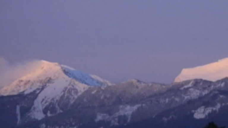 Des sommets enneigés de montagnes.