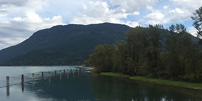 La rivière Harrison reflète le ciel.