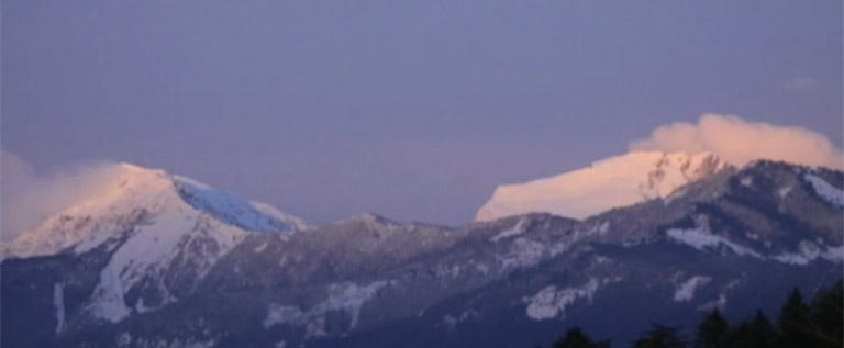 Des sommets enneigés de montagnes.